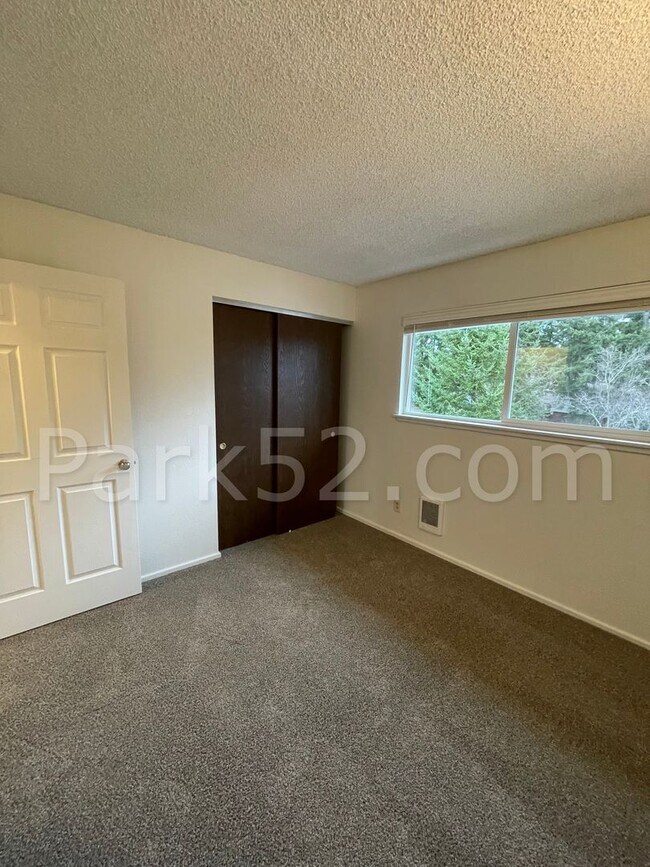 Building Photo - Fircrest Area 3 Bedroom Apartment