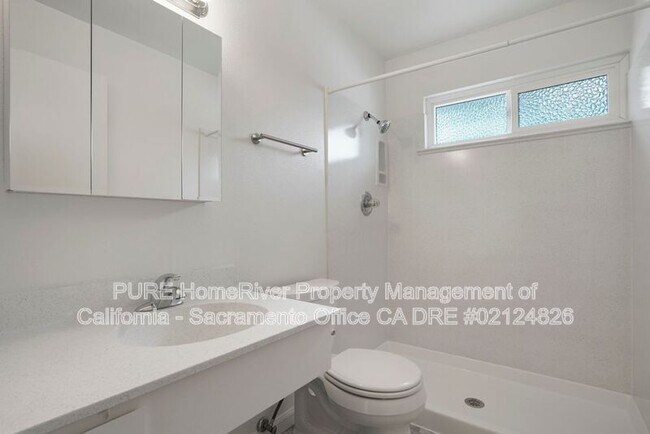 Building Photo - 8811 Salmon Falls Dr
