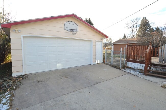 Building Photo - Huge 4 Bed 2 Bath Single Family Home!! Ton...