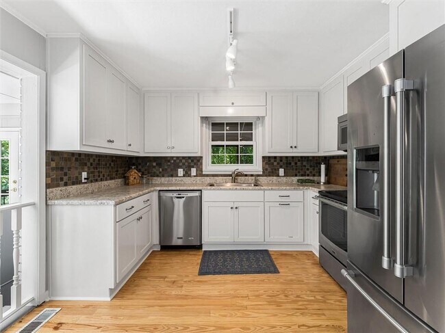 Building Photo - 6265 Lakeview Dr