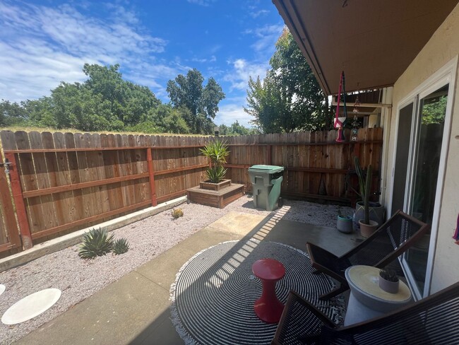 Building Photo - 3 Bed / 2.5 Bath | College Greens Townhome