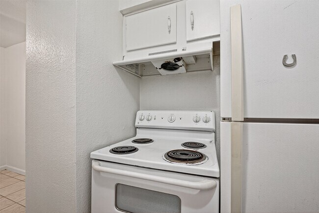 Building Photo - 7200 Clarewood Dr