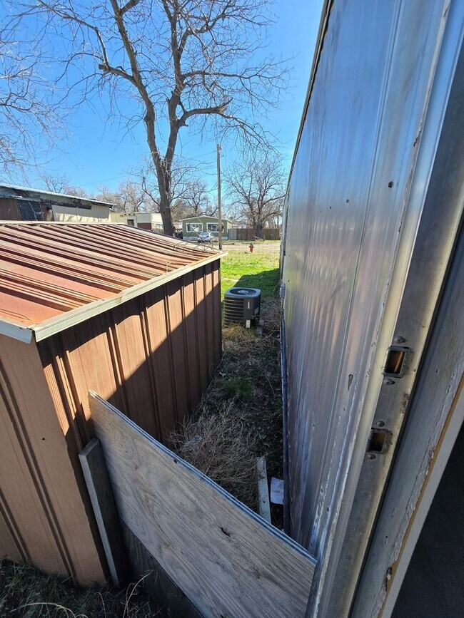 Building Photo - 2 bed, 1 bath Trailer House