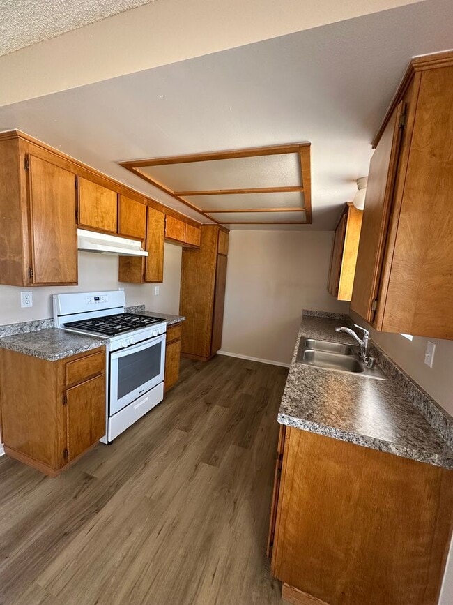 Building Photo - Beautiful 3 bedroom home available now