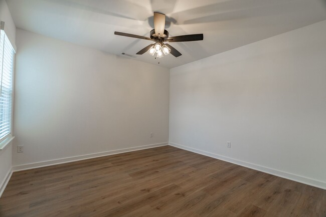 Building Photo - LIKE NEW 3-bedroom 2.5 bath Townhome in Fa...