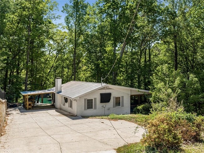 Building Photo - 6265 Lakeview Dr