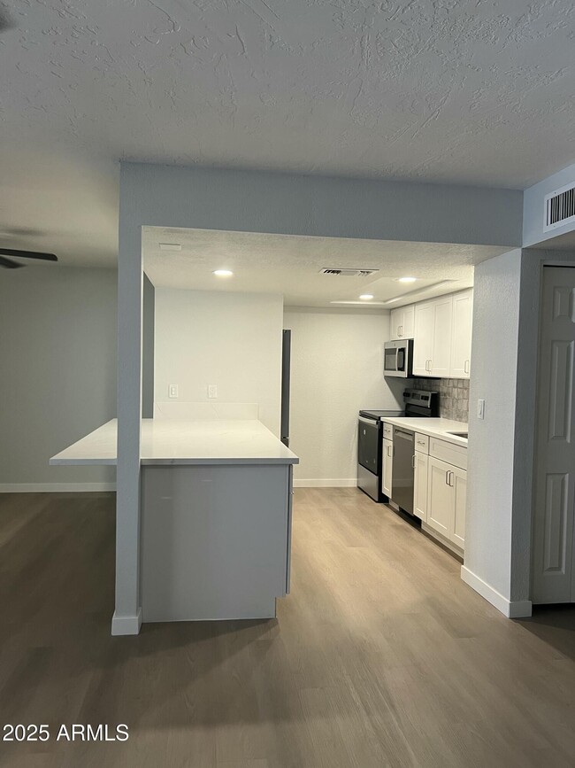 Building Photo - 540 E Royal Palms Dr