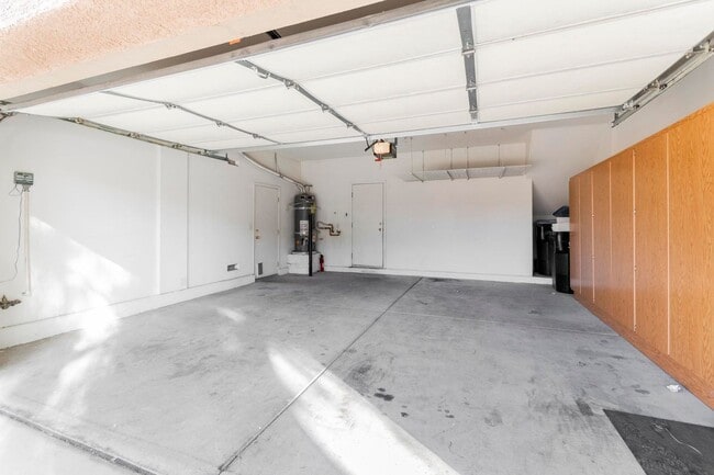 Building Photo - 3 bedroom home in gated community