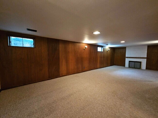 Building Photo - 250 E Graves Ave