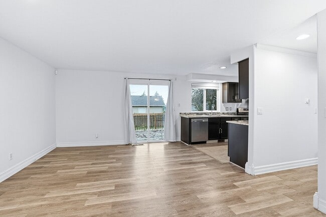 Building Photo - 10931 SE Henderson Dr