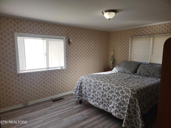 Building Photo - 757 W Outer Dr