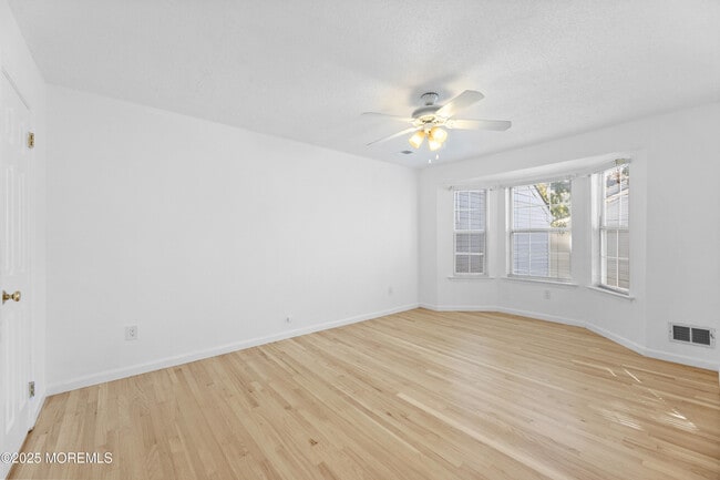 Building Photo - 316 Tulip Ln