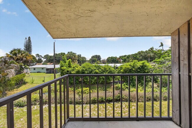 Building Photo - 708 SW Gardens Blvd