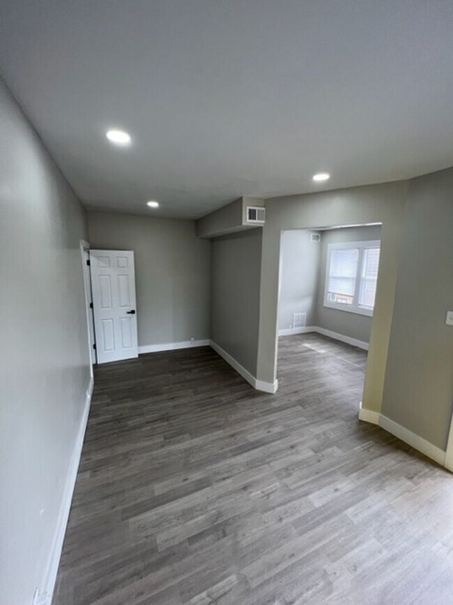Building Photo - Three Bedroom Duplex Located Near Meridian St and 30th Street