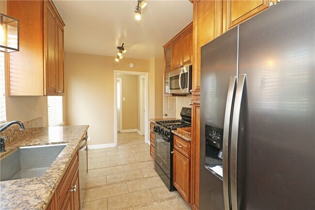 Building Photo - 412 Catalpa Ave