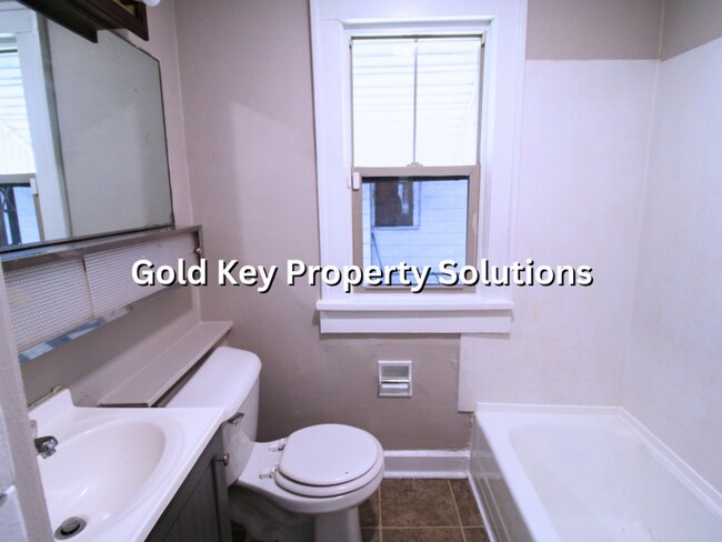 Building Photo - 3 BR 1 BA House with Central Air and Detached Garage (NO SECTION 8)