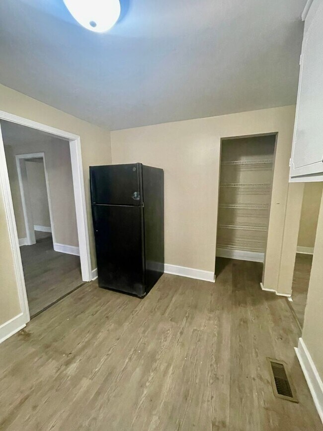 Building Photo - This adorable  2 Bedroom 1 bath home on Glenwood Drive