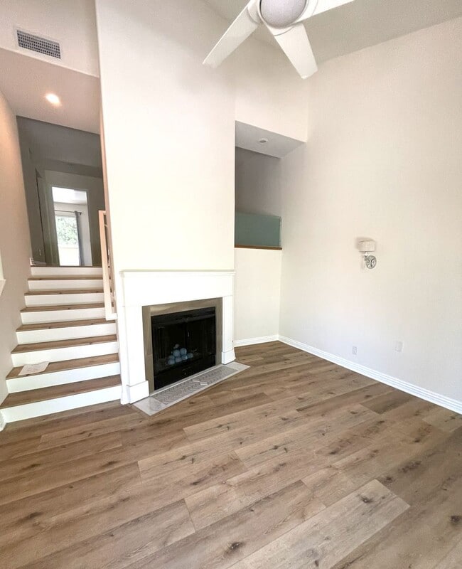 Building Photo - Updated 2 bedroom townhome in Manhattan Vi...