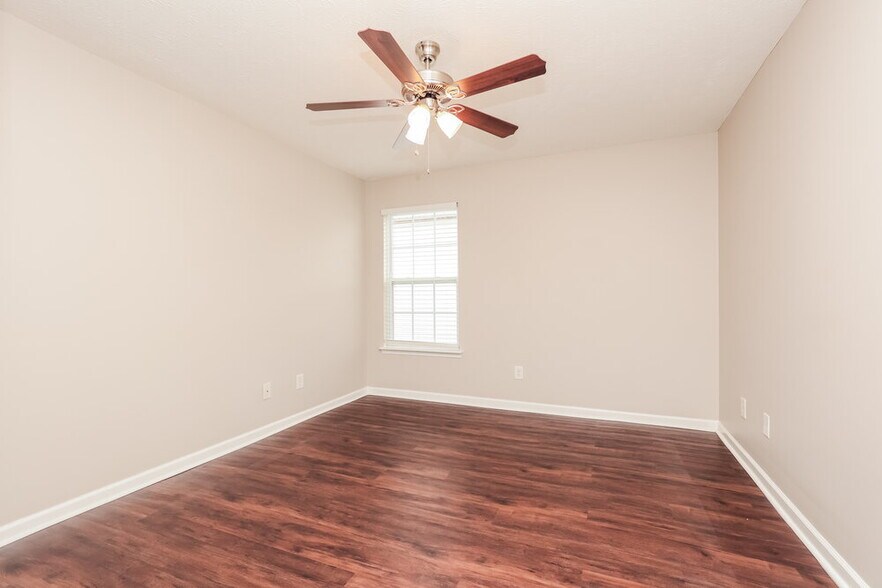 Building Photo - 1025 Lakewalk Dr