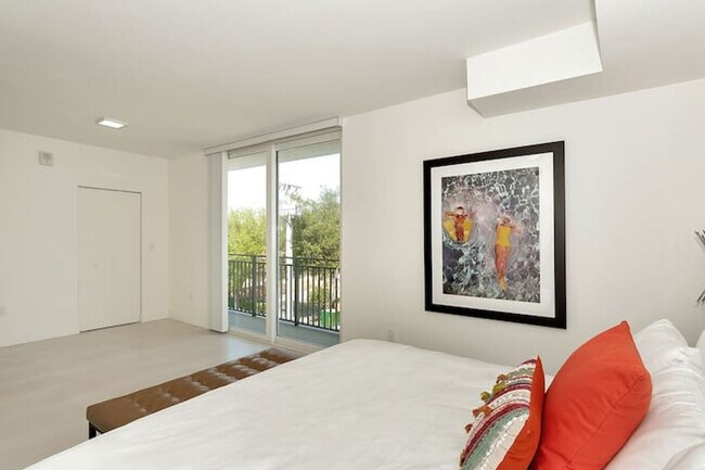 Building Photo - 1710 SW 27th Ave