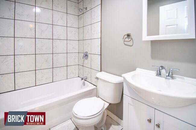 Building Photo - 2705 Leavenworth St