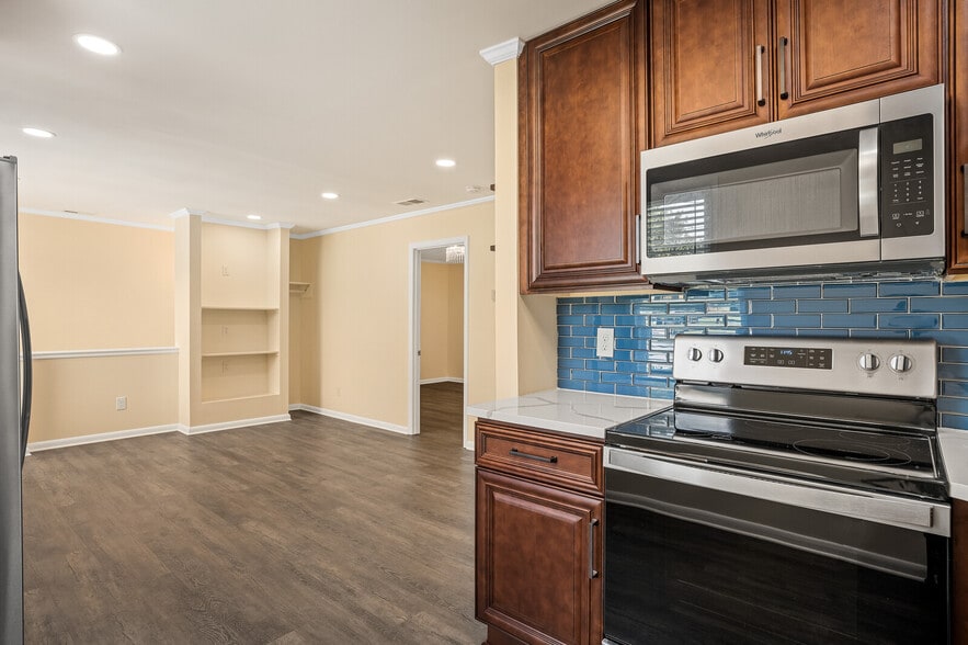 Building Photo - 2112 Sanborn Dr