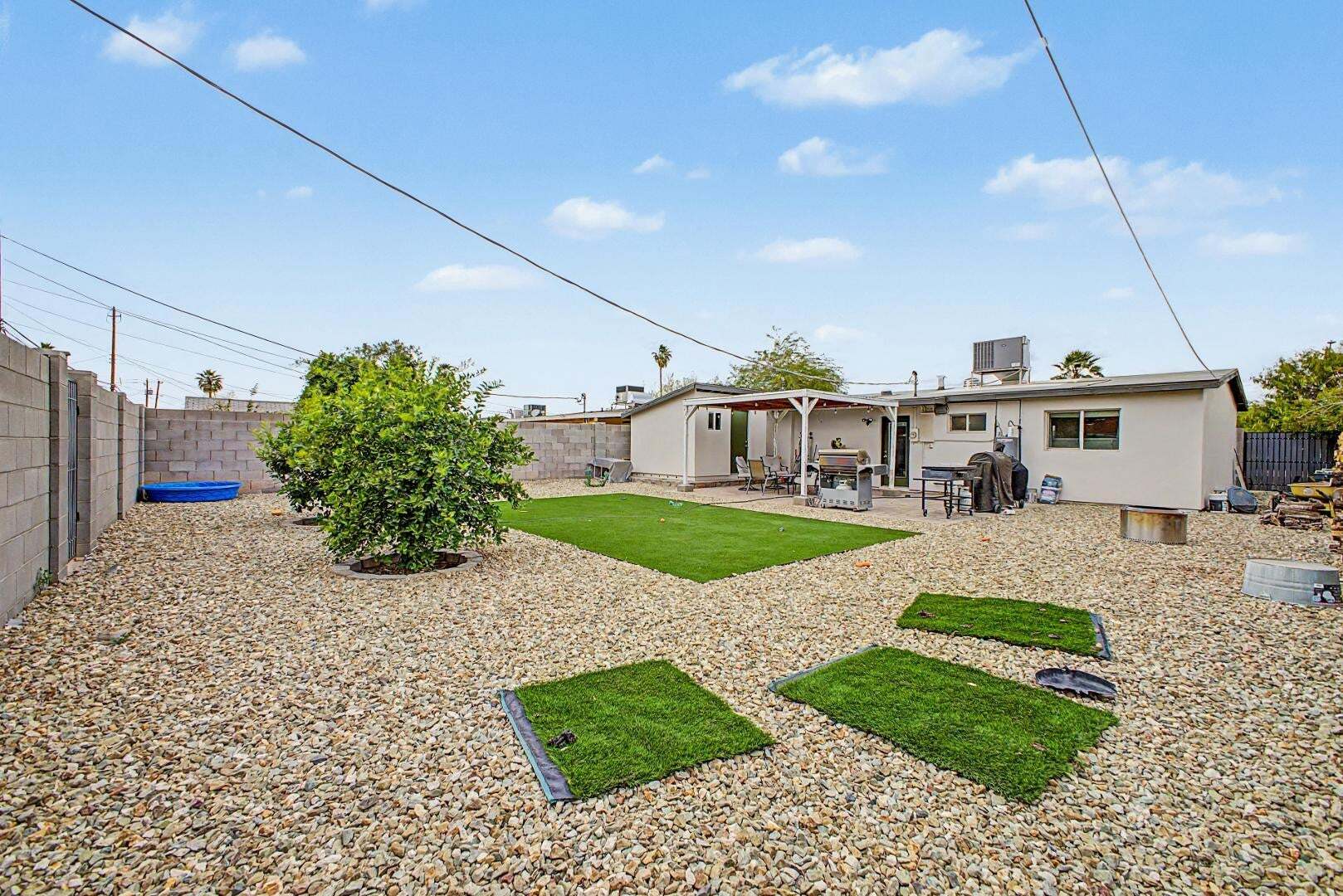 Building Photo - 2025 E Howe Ave