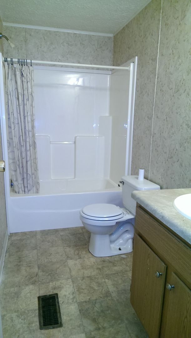 Building Photo - 3 Bed 2 Bath w/ HUGE screen porch on partially FENCED 1/3 Acre!