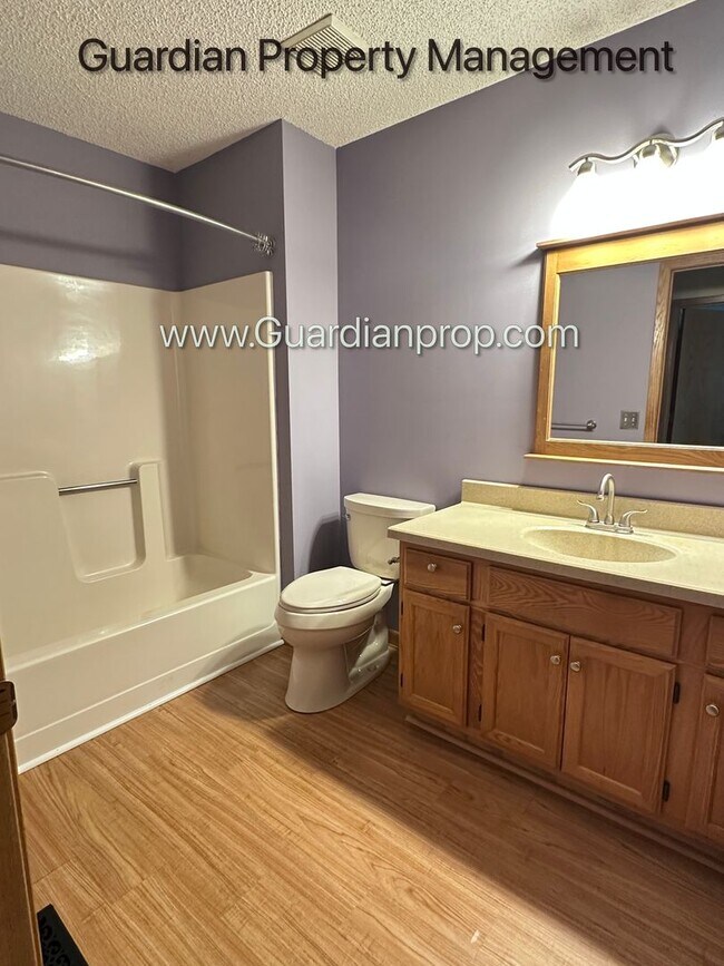 Building Photo - Apple Valley 2 Bedroom Town Home, Patio, Fireplace, 1 Car Garage, AC, New Carpet