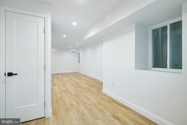 Building Photo - 840 Leland St