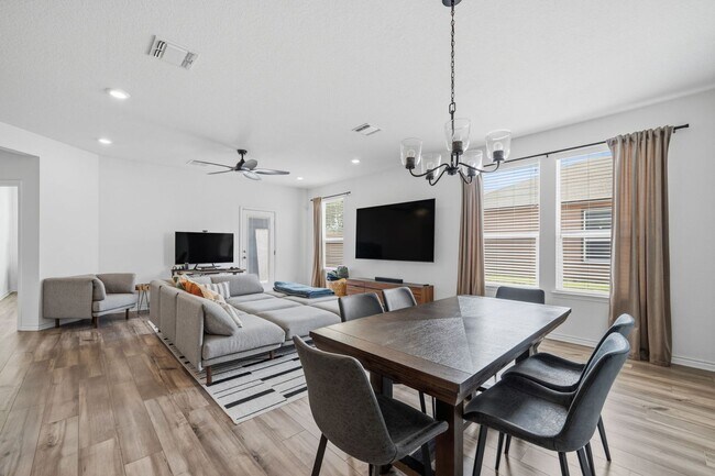 Building Photo - 4015 Casita Mia St