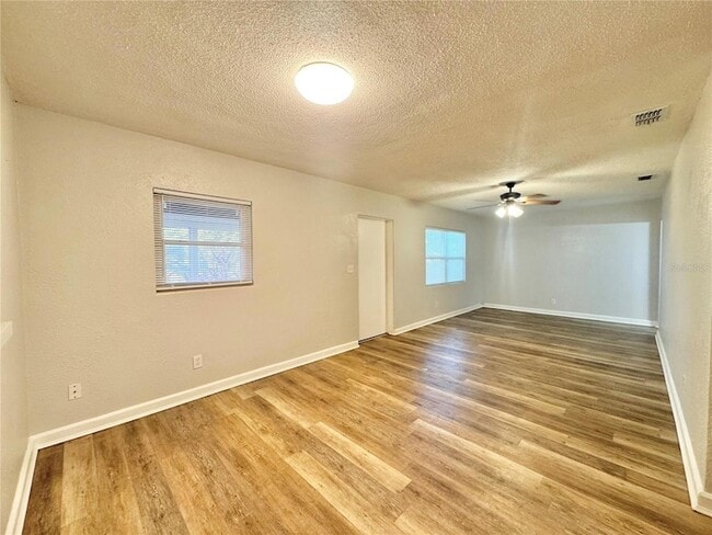 Building Photo - 674 Avenue L SE