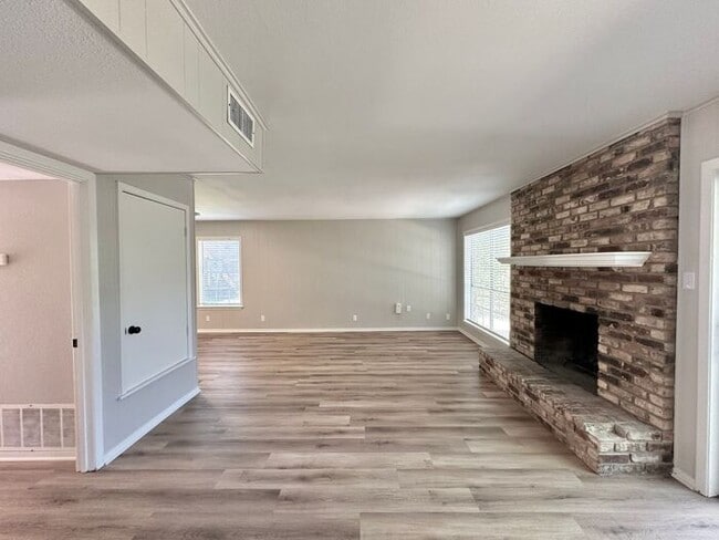 Building Photo - Available Now! 3 Bedroom 2.5 Bath Duplex i...
