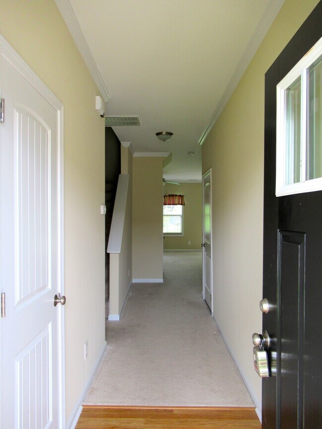 Building Photo - Three Bedroom Townhome in Richlands Close to Everything!!