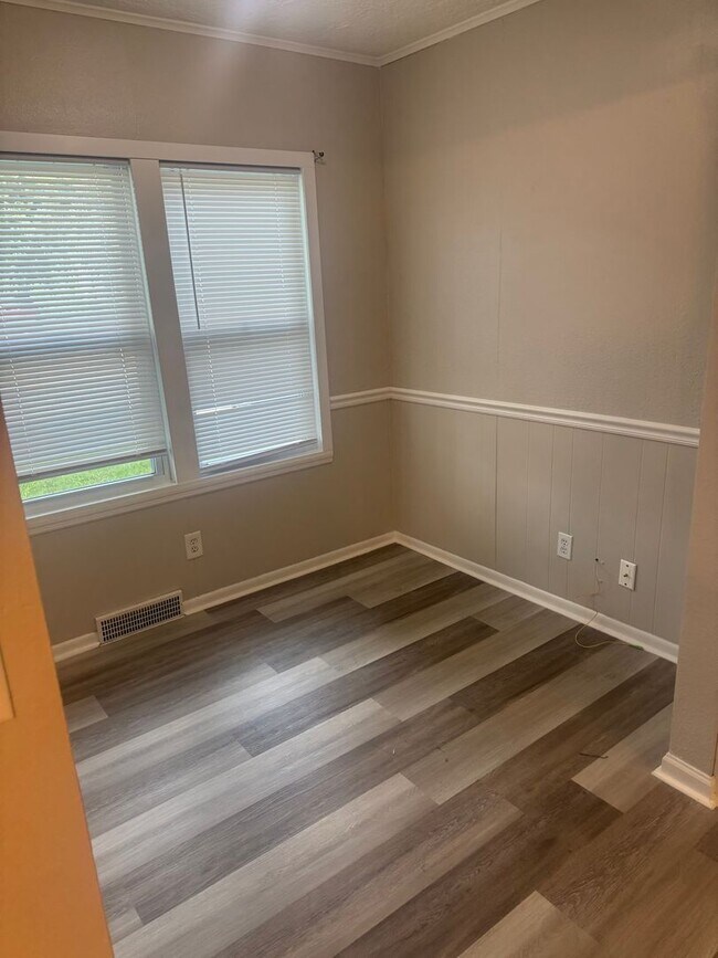 Building Photo - 5-Bedroom, 2-Bath Rental Home in Urbandale...