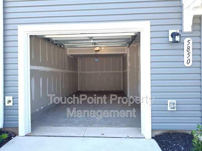 Building Photo - 5850 Granbury Dr