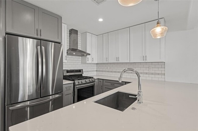 Building Photo - 713 E 45th St