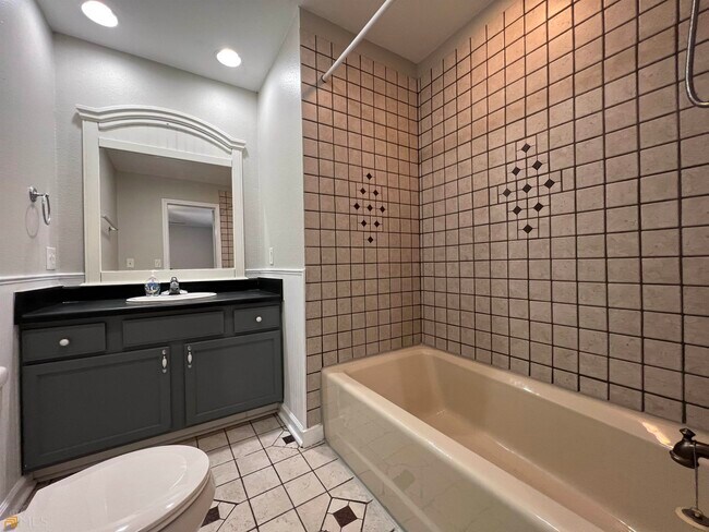 Building Photo - 2032 Robin Cir