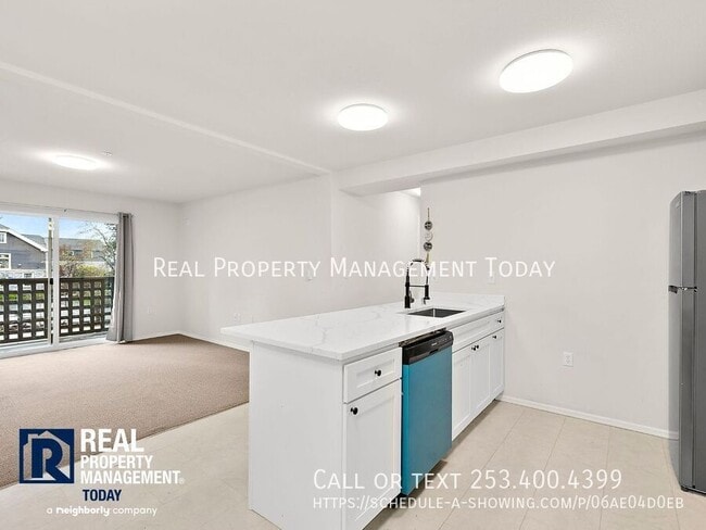 Building Photo - 7843 Pacific Ave