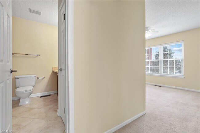 Building Photo - 240 Fox Hollow Dr