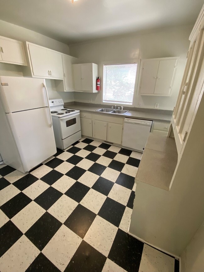 Building Photo - 1300 Green St