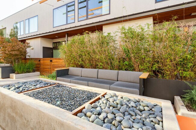 Building Photo - 2002 E 7th St