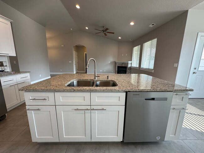 Building Photo - Centrally Located in Kennewick!