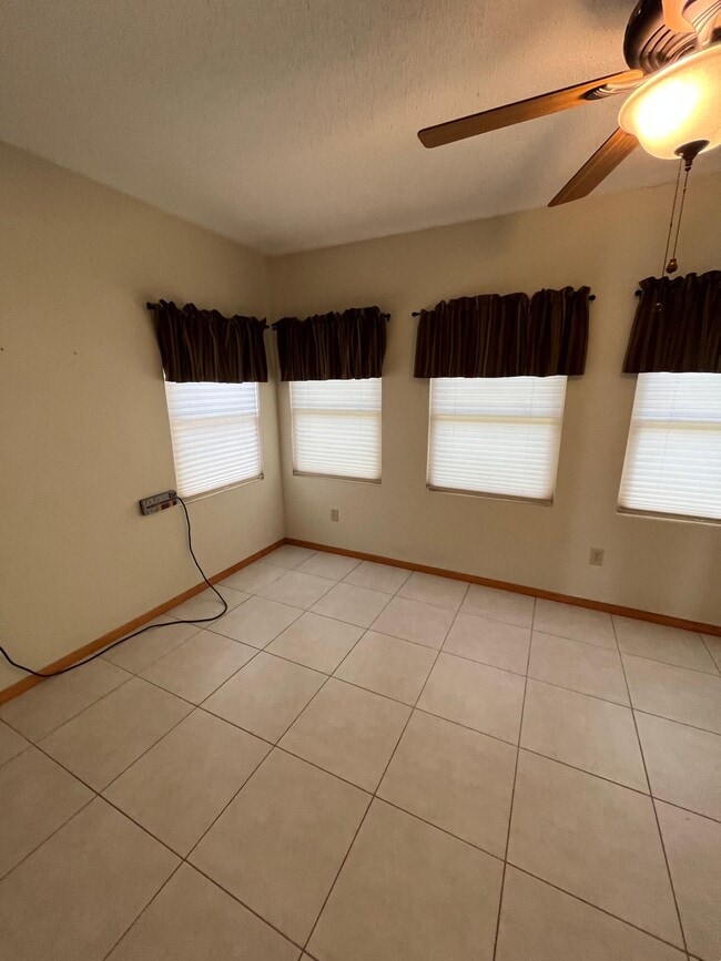 Building Photo - 3945 Balsam Dr