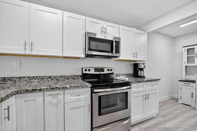 Building Photo - 8 Royal Palm Way