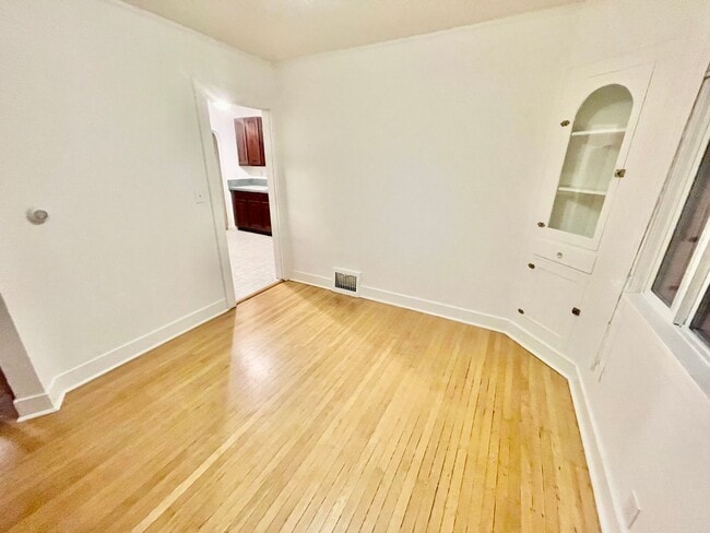 Building Photo - Upgraded 3bd/2bath Laurelhurst Home w/ Pri...