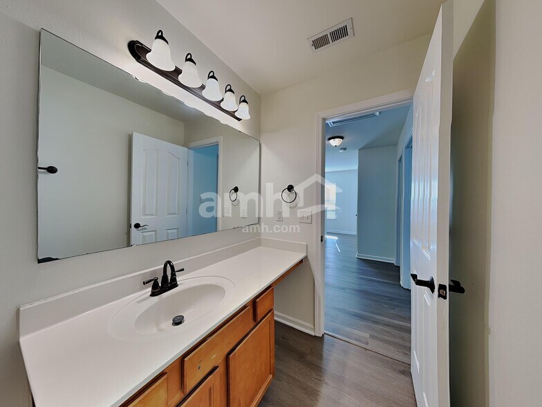 Building Photo - 2590 Leighswood Dr