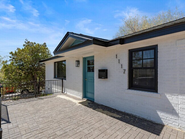 Building Photo - 2 bed, 1 bath with built in office near UNR