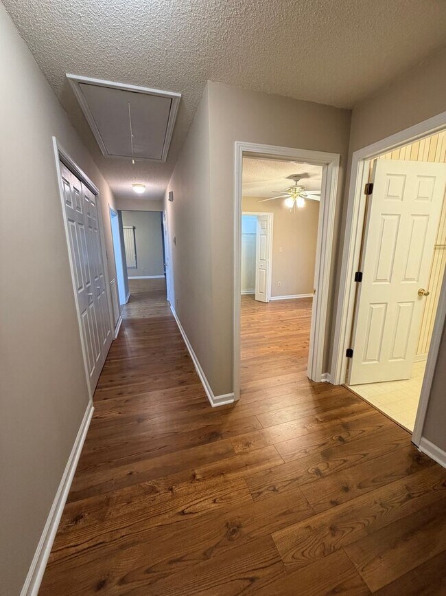 Building Photo - 121 Timberwood Rd