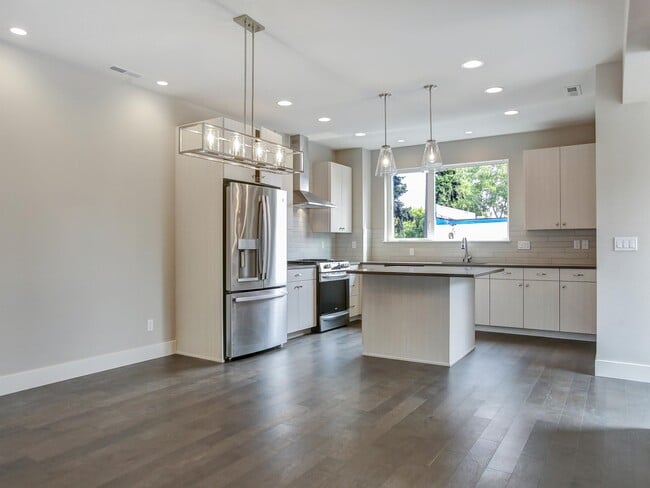 Building Photo - 1711 SE Ramona St